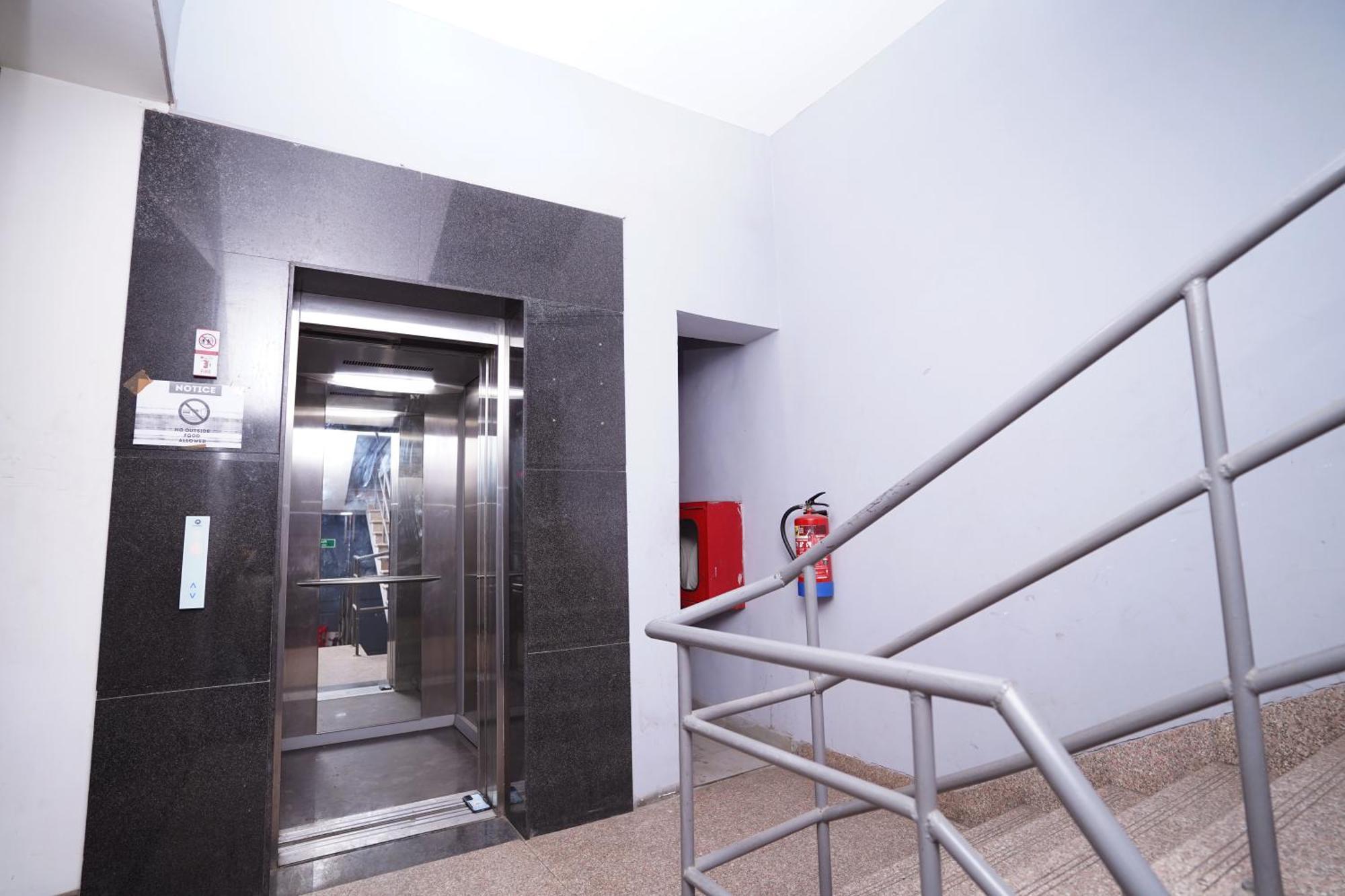 Hotel Mira Residency- Outer Ring Road, Paschim Vihar Дели Экстерьер фото