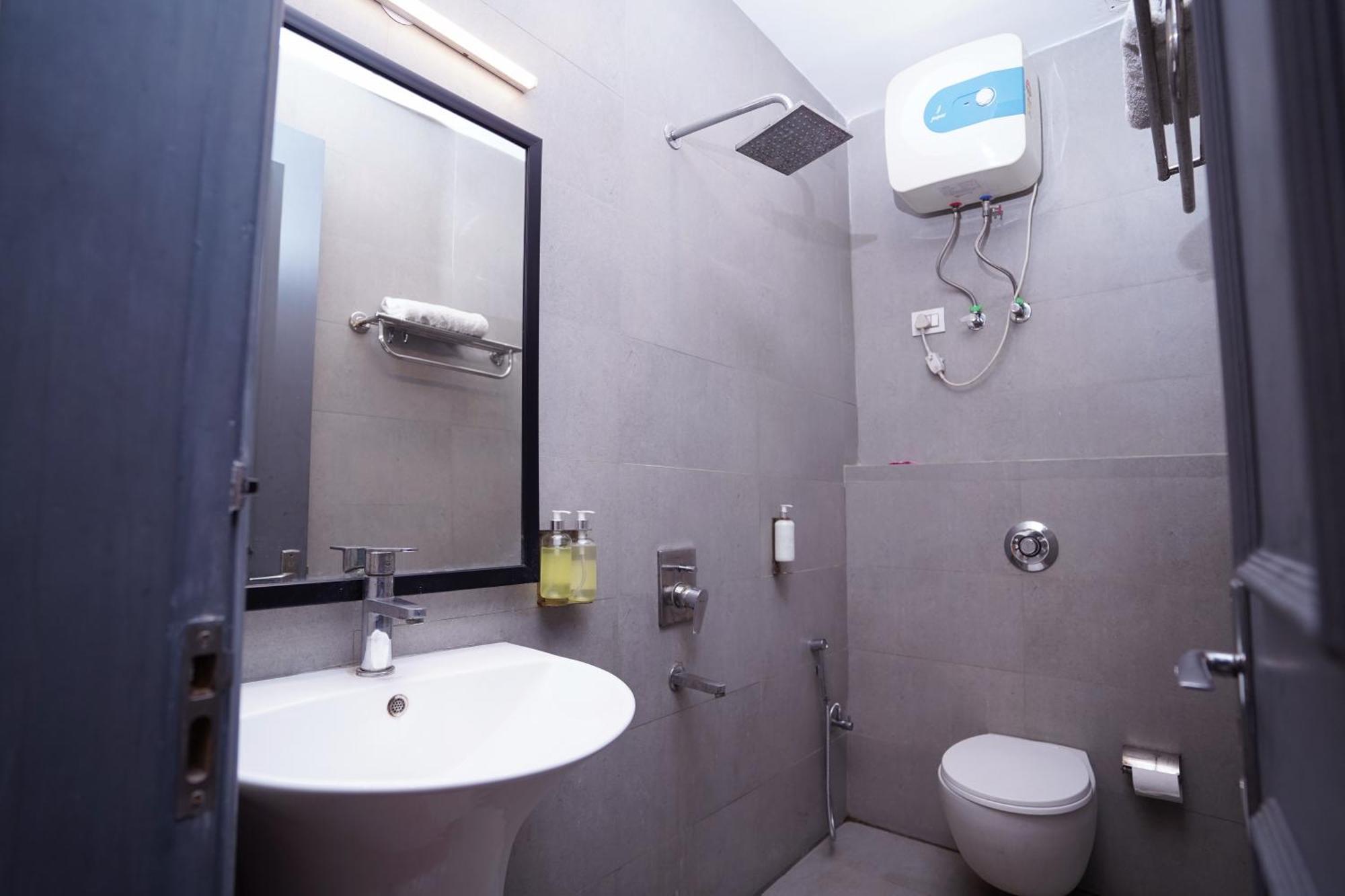 Hotel Mira Residency- Outer Ring Road, Paschim Vihar Дели Экстерьер фото